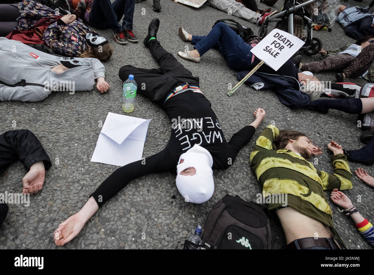 ' Contre. Arrêter la foire aux armements. Protestation contre la guerre à l'extérieur Excel Centre dans l'Est de Londres, Royaume-Uni. Banque D'Images