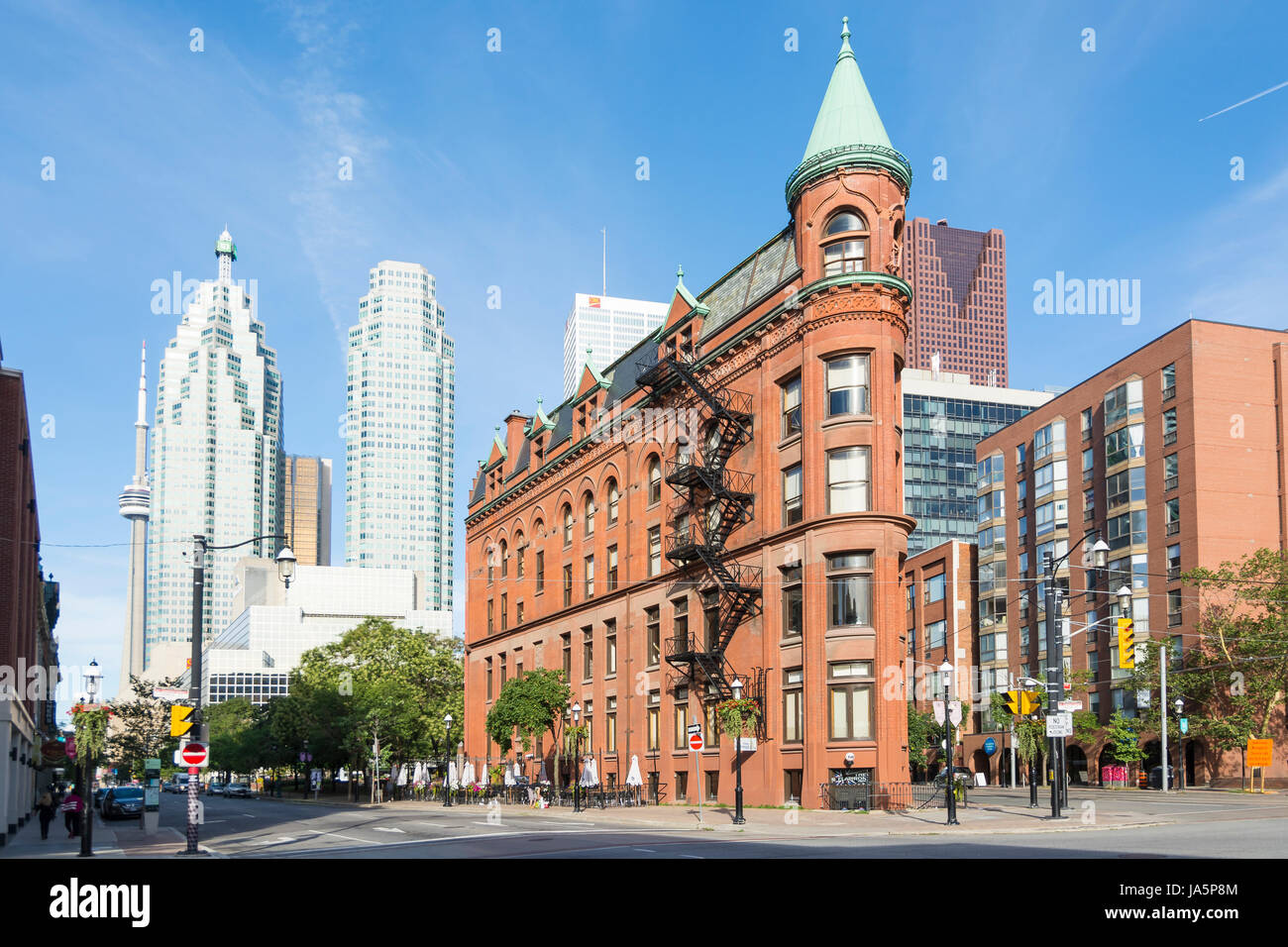 Toronto, Canada - le 2 août 2015 : vue de l'immeuble Gooderham (le Flatiron Building) au centre-ville de Toronto, avec quelques bâtiments modernes et gratte-ciel Banque D'Images