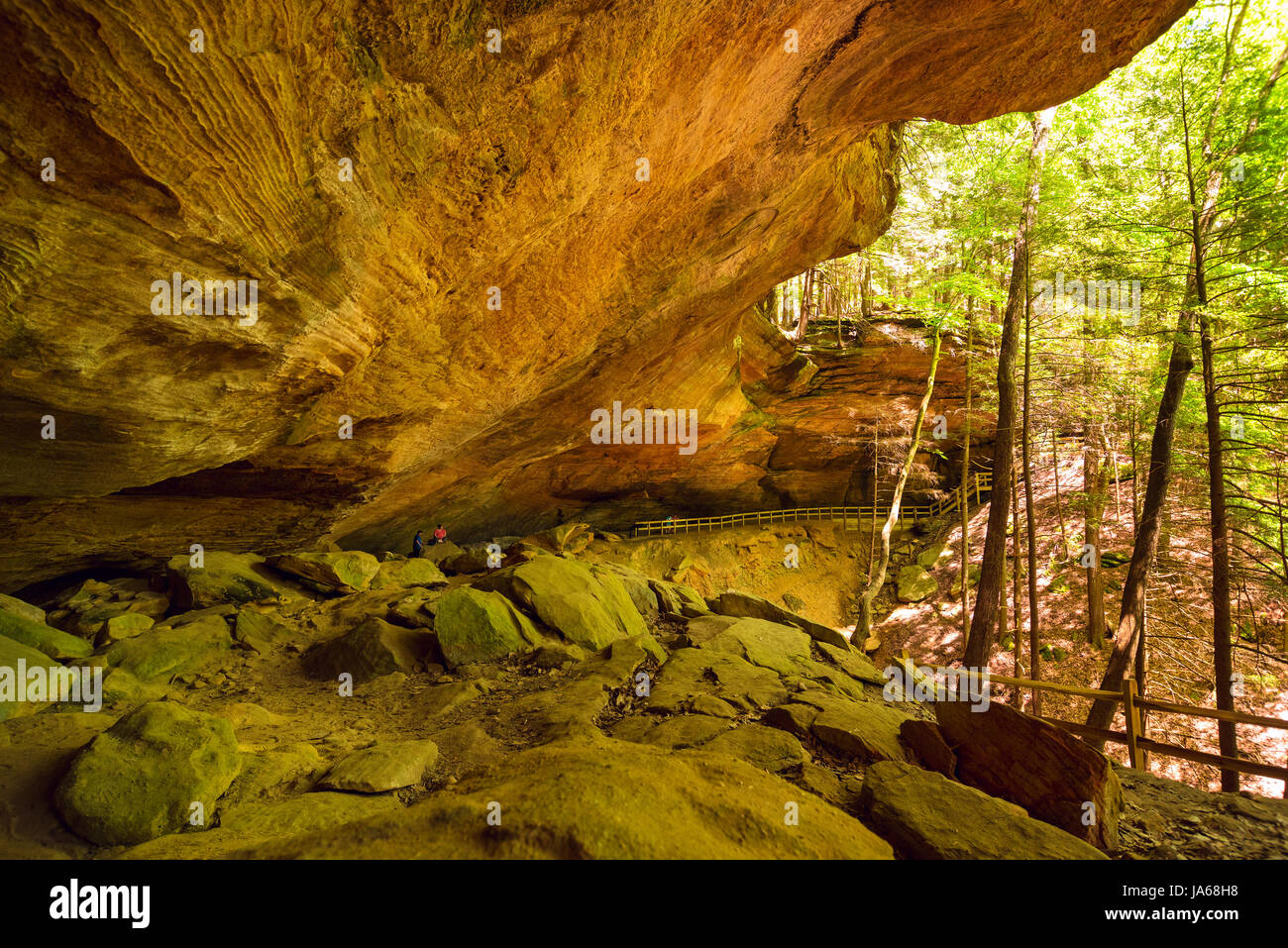 Whispering Cave in Ohio's Parc d'État de Hocking Hills est un exemple remarquable d'un renfoncement cave Banque D'Images
