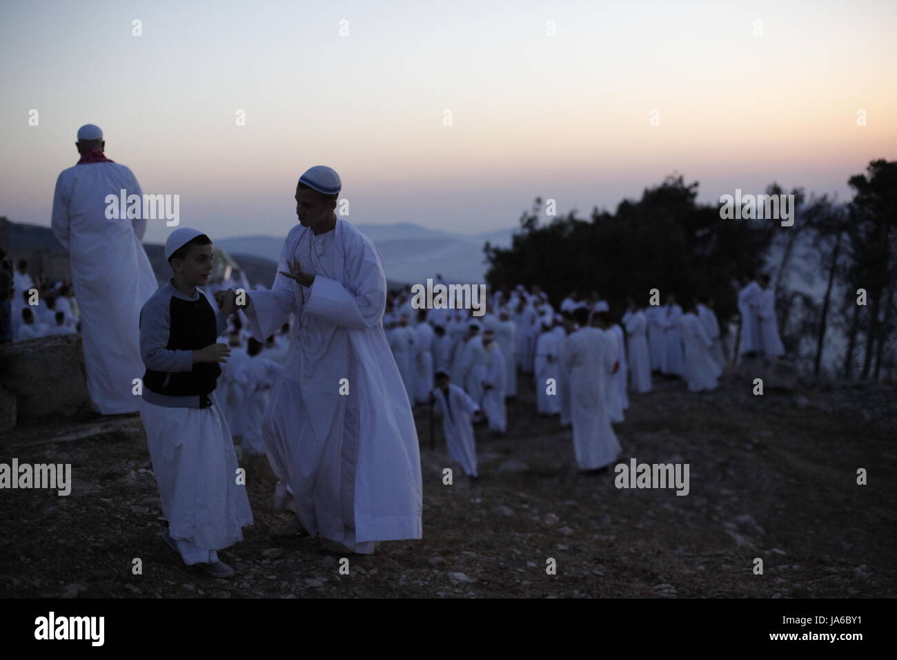 Samaritains de participer à une cérémonie traditionnelle de célébrer le don de la torah sur havuot "festival", au sommet du mont Garizim, près de la ville cisjordanienne de Naplouse. Chavouot Festival, connu sous le nom de la fête des semaines et que la Pentecôte dans le grec ancien, est une fête juive qui se produit le sixième jour du mois de Sivan. Le Samaritain est un groupe religieux qui s'est séparée du Judaïsme par le deuxième siècle avant notre ère. Les Samaritains ont conservé la Torah, les Cinq Livres de Moïse, comme leurs écritures. Le Samaritain Bible fait référence à Mt. Garizim, et non pas Jérusalem, comme le centre du culte. (Photo par Liao Yunjie/ CIP Banque D'Images