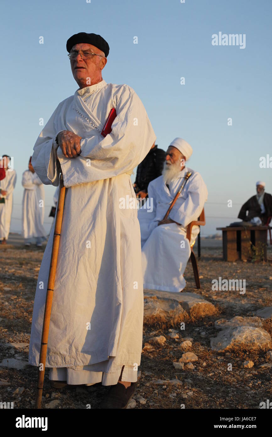 Samaritains de participer à une cérémonie traditionnelle de célébrer le don de la torah sur havuot "festival", au sommet du mont Garizim, près de la ville cisjordanienne de Naplouse. Chavouot Festival, connu sous le nom de la fête des semaines et que la Pentecôte dans le grec ancien, est une fête juive qui se produit le sixième jour du mois de Sivan. Le Samaritain est un groupe religieux qui s'est séparée du Judaïsme par le deuxième siècle avant notre ère. Les Samaritains ont conservé la Torah, les Cinq Livres de Moïse, comme leurs écritures. Le Samaritain Bible fait référence à Mt. Garizim, et non pas Jérusalem, comme le centre du culte. (Photo par Liao Yunjie/ CIP Banque D'Images