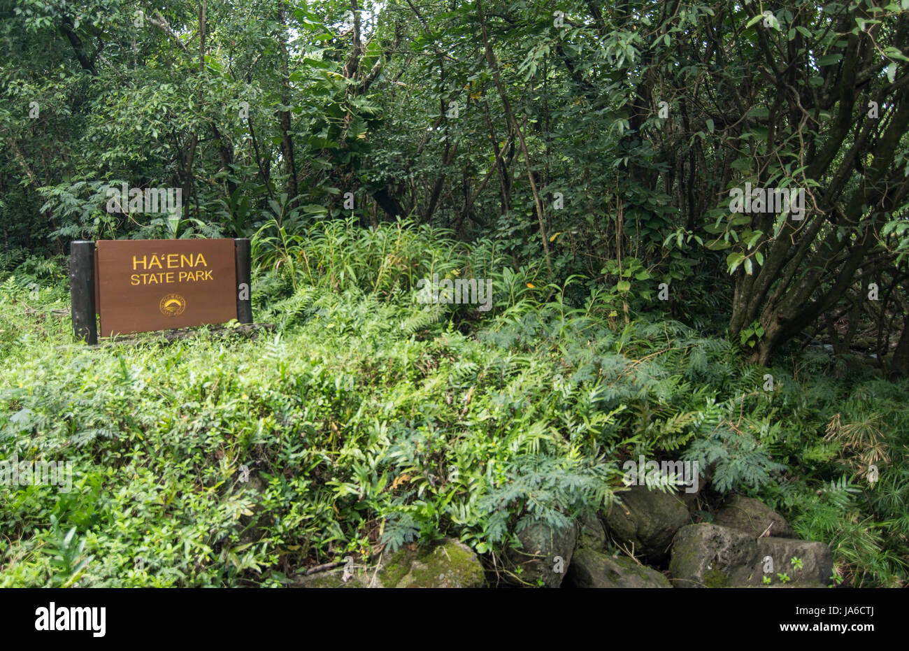 Haena Kauai Hawaii Haena State Park sign in rain forest Côte-Nord Banque D'Images