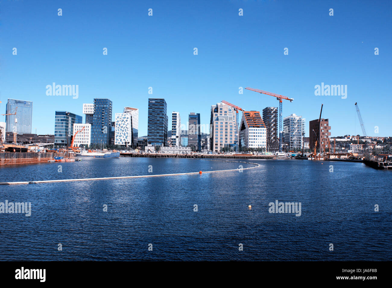 Vue sur quartier moderne avec lux appartements et restaurants à Oslo, Norvège Banque D'Images