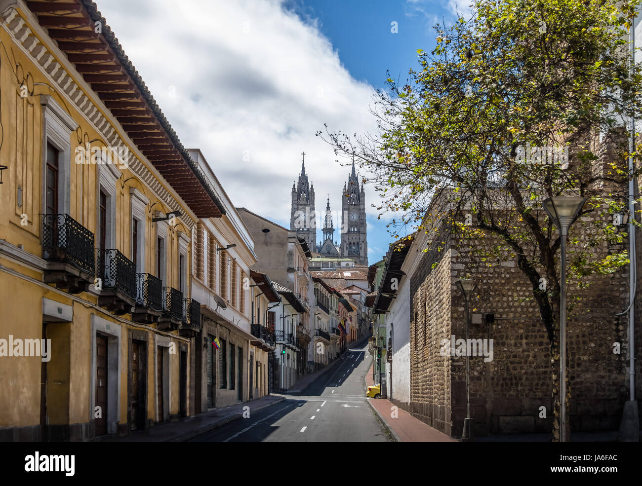 Rue de Quito et la Basilica del Voto Nacional - Quito, Équateur Banque D'Images