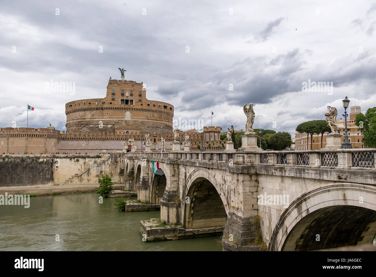 Castel Sant'Angelo (Château Saint Ange) et pont sur la rivière Tibre - Rome, Italie Banque D'Images