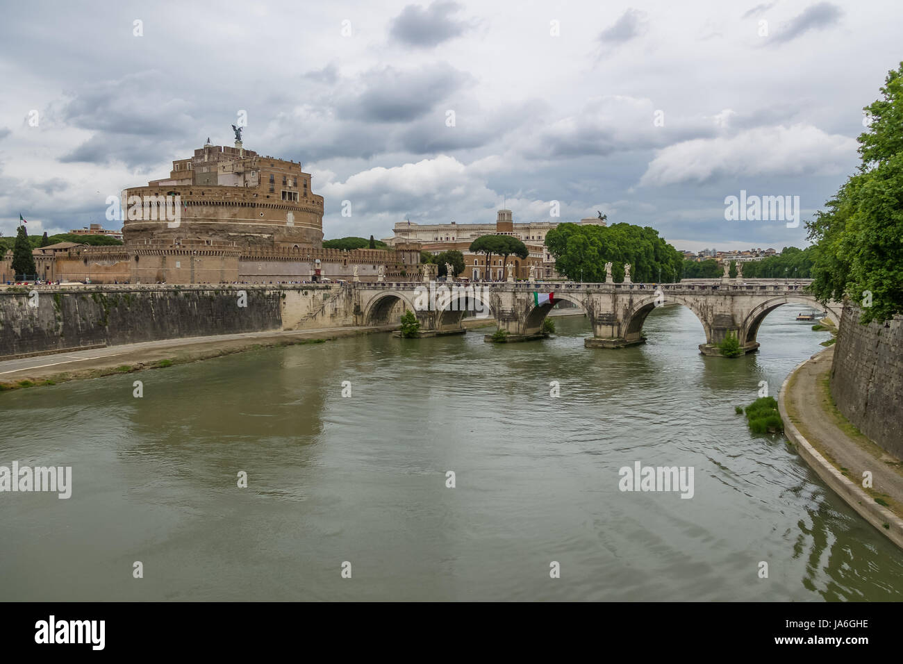 Castel Sant'Angelo (Château Saint Ange) et pont sur la rivière Tibre - Rome, Italie Banque D'Images
