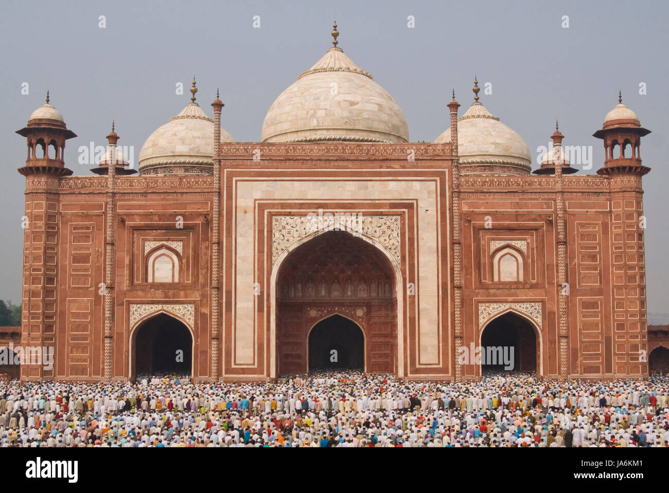 Des milliers de se rassembler devant la mosquée au Taj Mahal pour célébrer la fête musulmane de l'Aïd el-Fitr à Agra, Uttar Pradesh, Inde. Banque D'Images