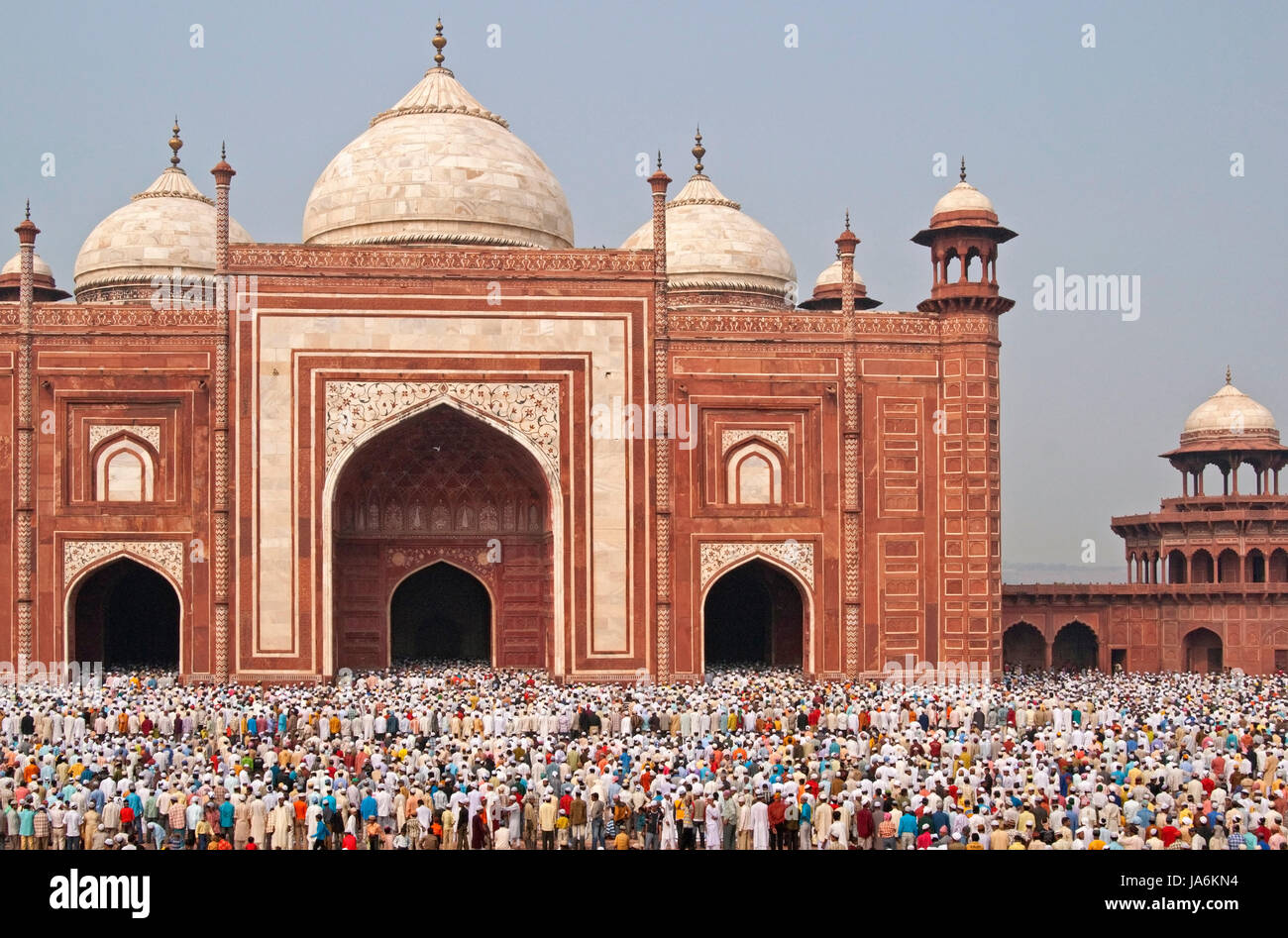 Des milliers de se rassembler devant la mosquée au Taj Mahal pour célébrer la fête musulmane de l'Aïd el-Fitr à Agra, Uttar Pradesh, Inde. Banque D'Images