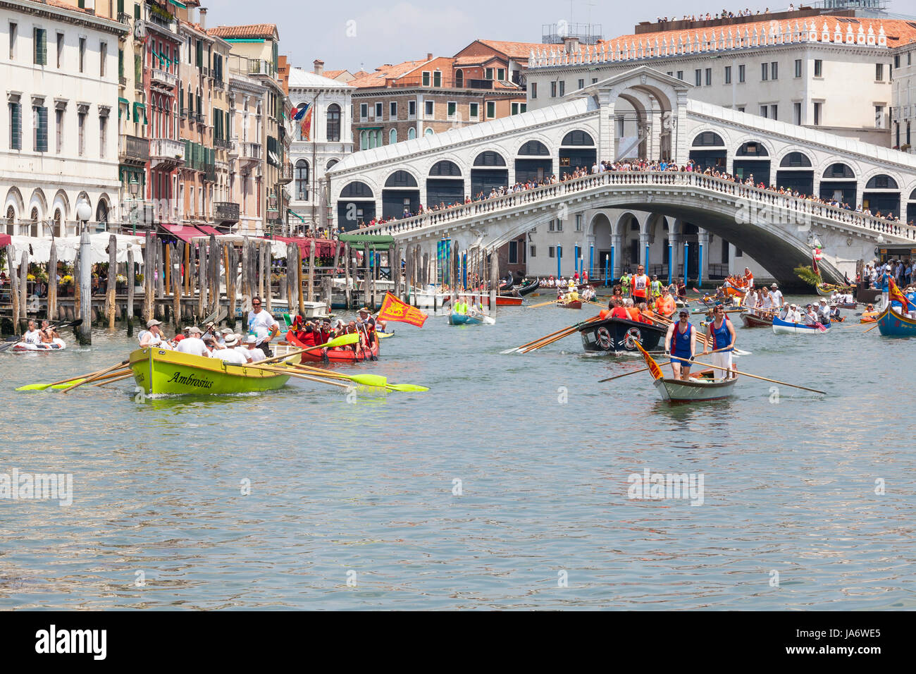 Venise, Vénétie, Italie, 4 juin 2017. Assortiment coloré de barques traditionnelles passant sous le pont du Rialto sur le Grand Canal à l'arrivée de la 43e Vogalonga régate, la Vogalonga, ou une ligne longue, n'est pas une course mais est une promotion de l'art de l'aviron à Venise pour la protéger des dommages-intérêts d'embarcations de plaisance et de tout homme qui est alimentée peut entrer. Le cours se déroule à 32 kilomètres nord de la tour ronde lagoon avant de retourner dans le Grand Canal. Mary crédit Clarke/Alamy Live News Banque D'Images