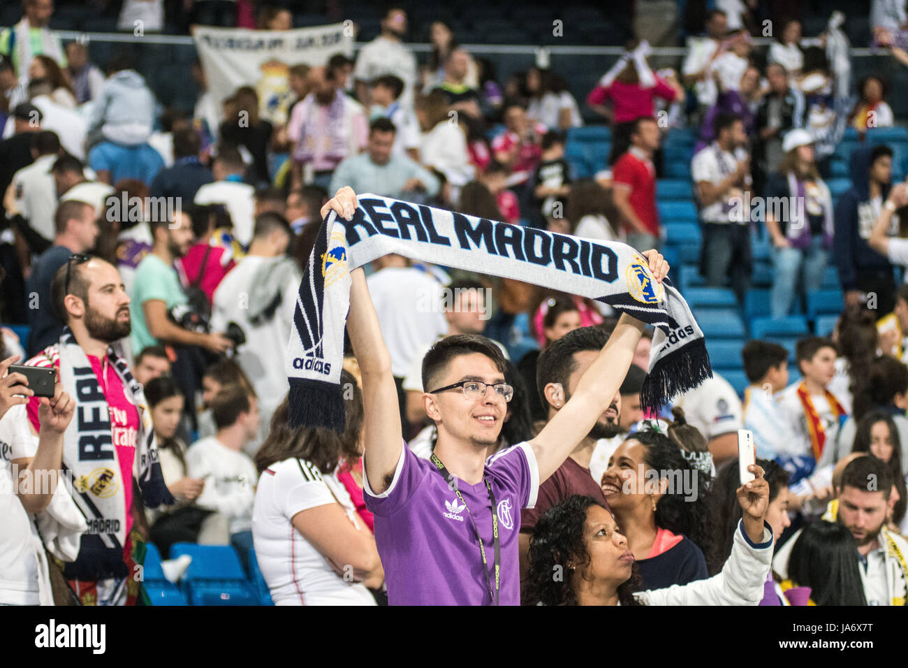 Madrid, Espagne. 4 juin, 2017. Fan du Real Madrid à Santiago Bernabeu lors de la célébration du 12ème titre de la Ligue des Champions à Madrid, Espagne. Credit : Marcos del Mazo/Alamy Live News Banque D'Images