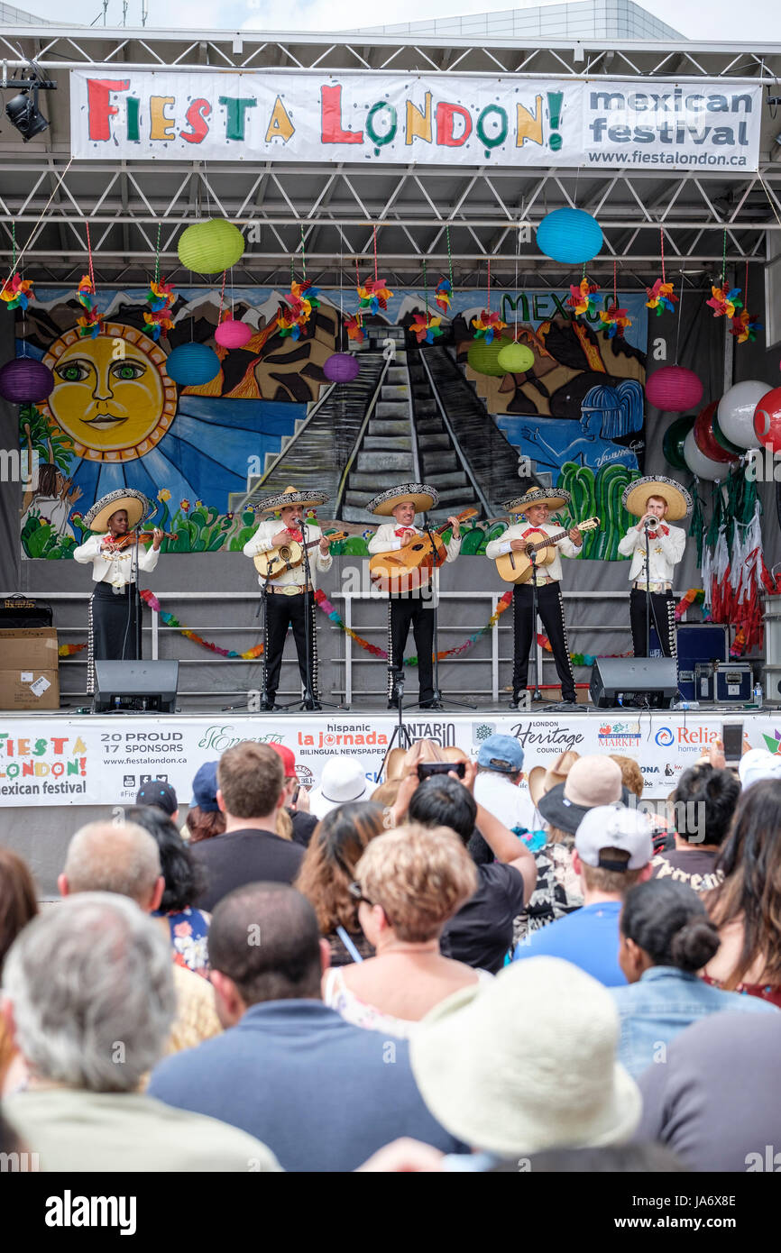 Musique live. Groupe traditionnel mariachi jouant de la musique live sur la scène de la Fiesta London! Festival mexicain, groupe mariachi, musiciens mariachi, musique traditionnelle mexicaine, groupe de cinq musiciens mexicains portant des sombreros mexicains et jouant des instruments mariachi. Banque D'Images