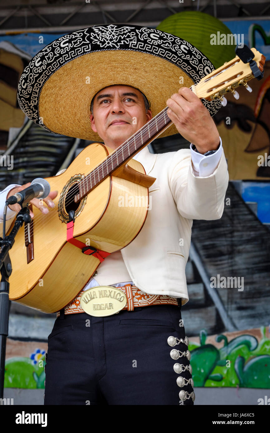 Musique live. Joueur mexicain de guitare acoustique mariachi portant un chapeau sombrero se produisant dans un festival de musique mexicain, chanteur mariachi, guitare mariachi, musicien mexicain, mariachi masculin, musique mariachi. Banque D'Images