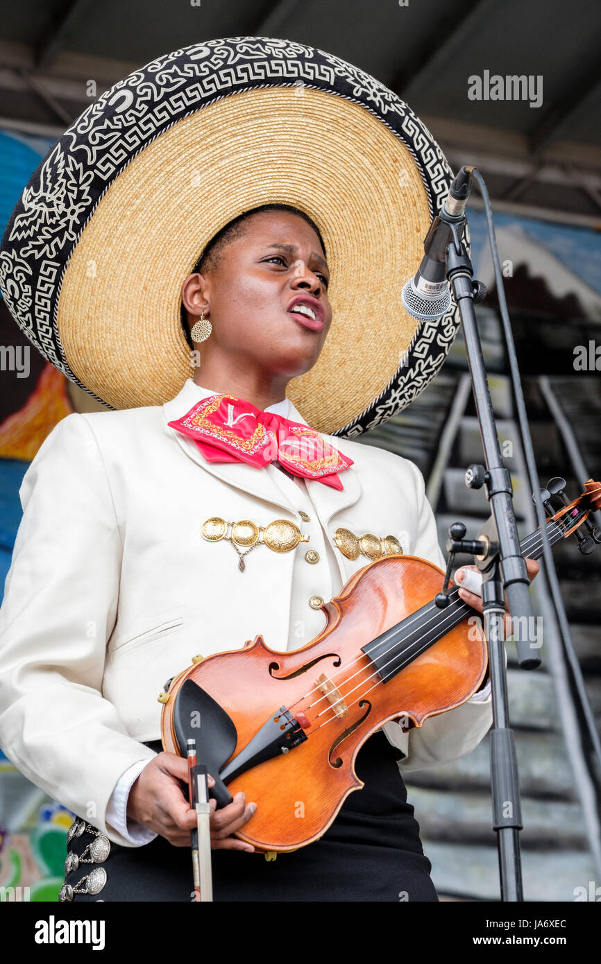 Violoniste mariachi femelle, jeune femme à la peau sombre, portant un musicien mariachi mexicain sombrero, habillé avec des vêtements traditionnels mariachi mexicain. Banque D'Images