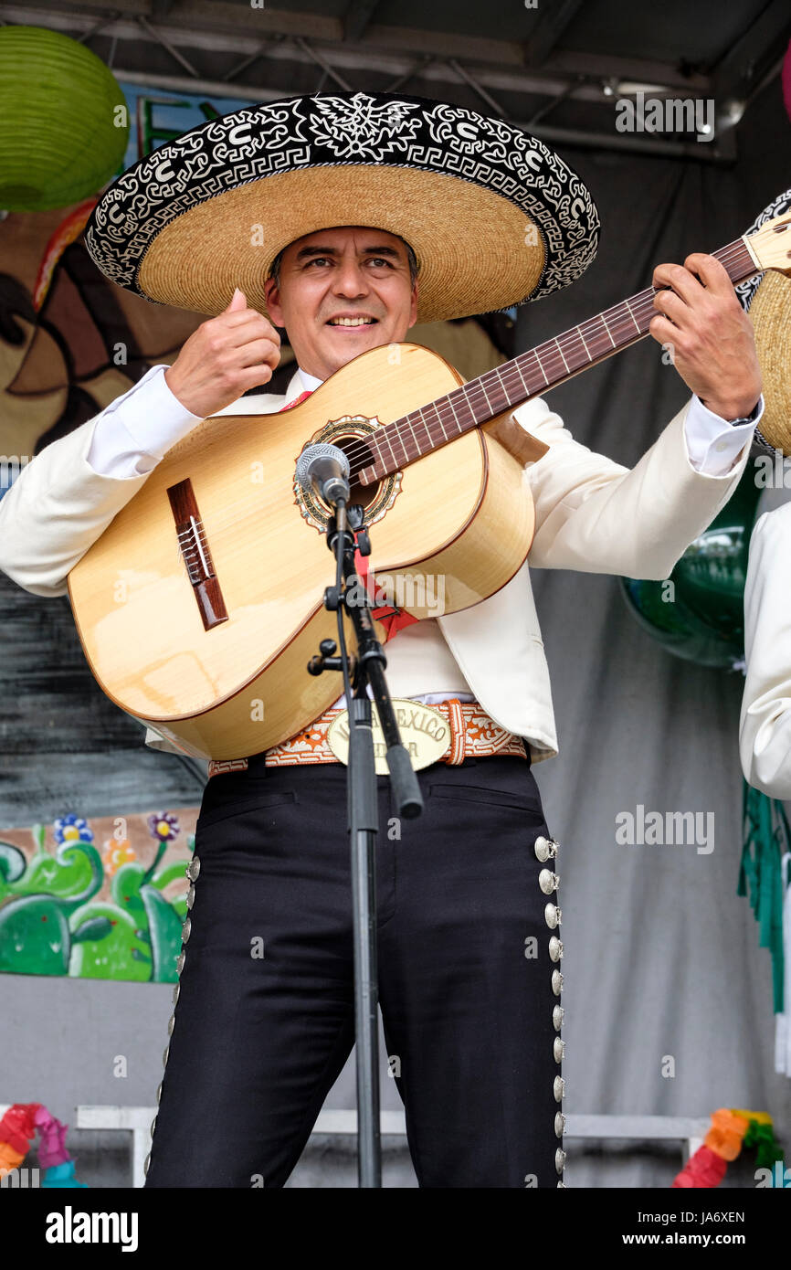 Musique live. Joueur mexicain de guitare acoustique mariachi portant un chapeau sombrero se produisant dans un festival de musique mexicain, chanteur mariachi, guitare mariachi, musicien mexicain, mariachi masculin, musique mariachi. Banque D'Images