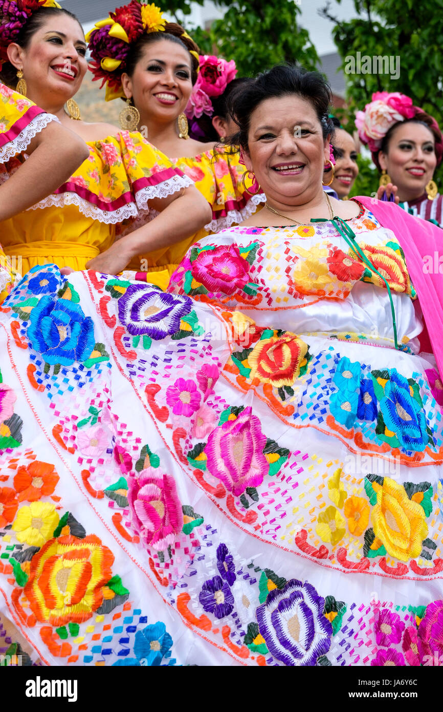 Groupe de danseuses folkloriques mexicaines mariachi portant des robes traditionnelles mexicaines sinaloa, des robes jaunes, célébrant l'héritage culturel du Mexique, danse folklorique, photo de groupe, regardant la caméra. Banque D'Images