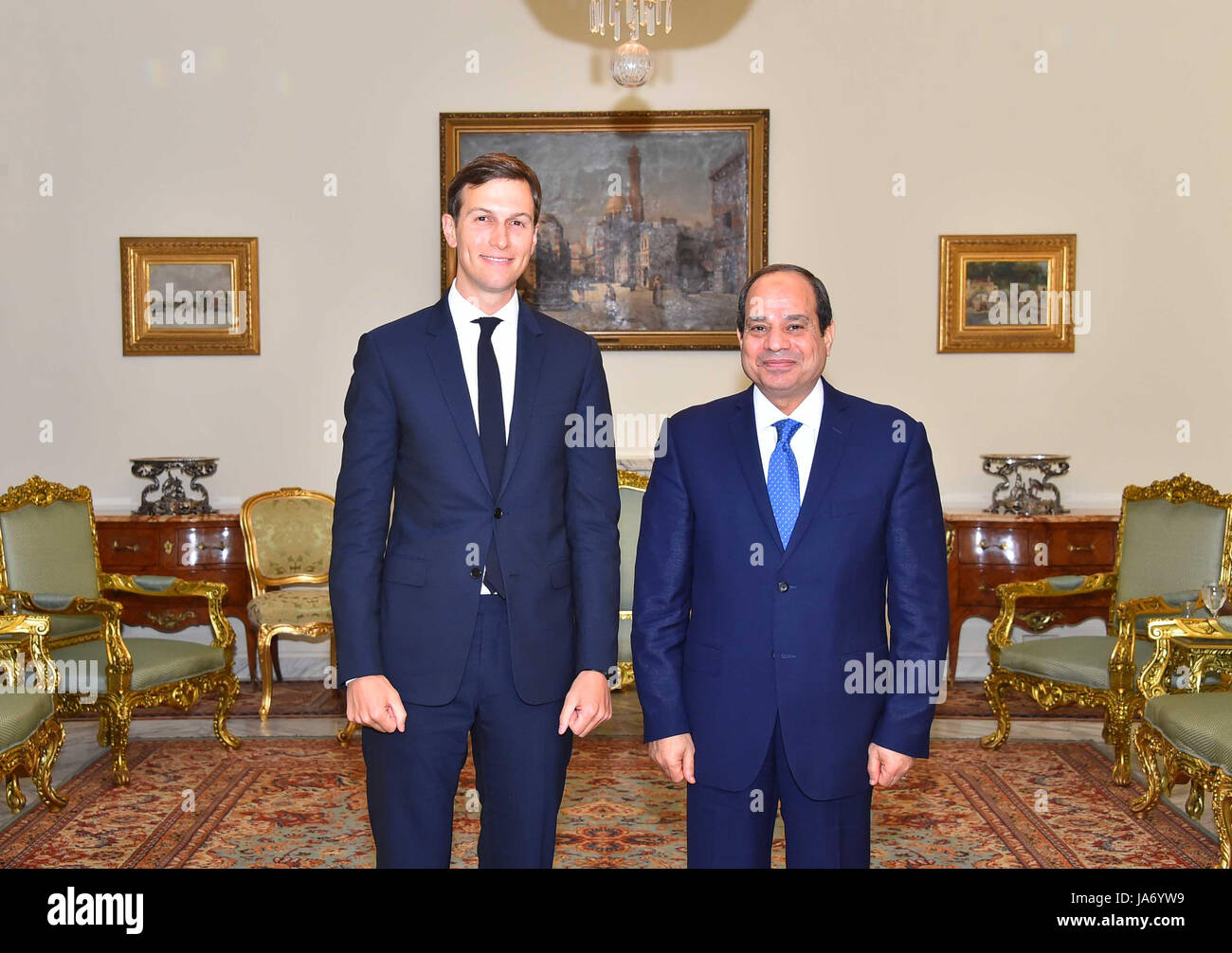 23 août 2017 - Le Caire, Le Caire, Égypte - Egypt's Président Abdel-Fattah el-Sissi, droite, pose pour une photo avec le conseiller de la Maison Blanche Jared Kushner, au Caire, en Egypte, le mercredi, Août 23, 2017 (Crédit Image : © Bureau Président égyptien/APA des images à l'aide de Zuma sur le fil) Banque D'Images