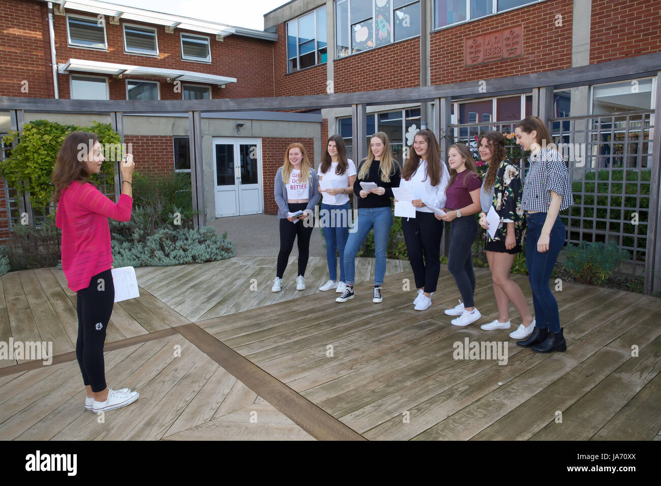 Bromley, Royaume-Uni. Août 24, 2017. Bromley lycéens célébrer leur GCSE résultats. Un nouveau système de classement est utilisé cette année avec des niveaux 1-9 A-U pas comme les années précédentes. 9 est le plus haut niveau et 1 la plus faible. Le niveau 4 est équivalent à un crédit de Catégorie C : Keith Larby/Alamy Live News Banque D'Images