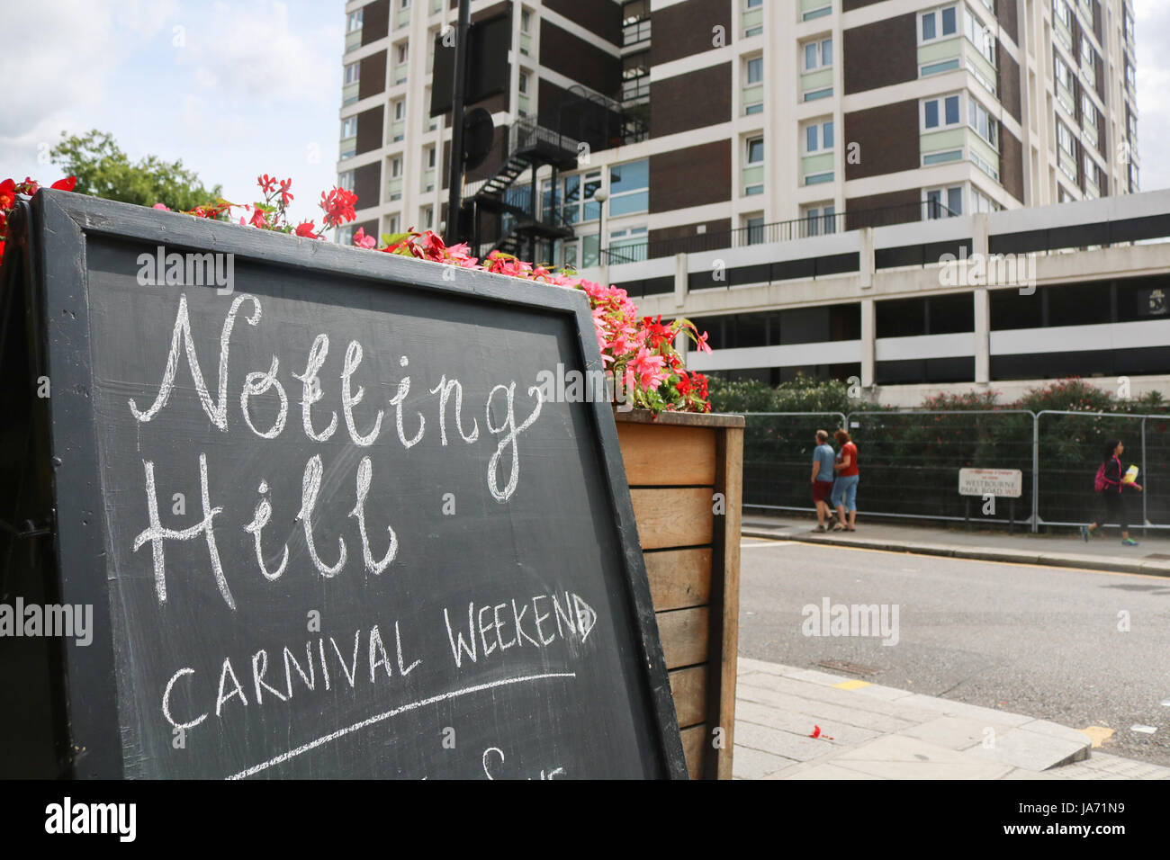 Londres, Royaume-Uni. Août 24, 2017. Une enseigne de pub accueillant comme les fêtards du Notting Hill Carnival se prépare à accueillir jusqu'à 1 millions de dollars pour les 3 jours du festival de rue dans les rues de Notting Hill à l'ouest de Londres, qui célèbre la culture des Caraïbes par la British West Indian Community Credit : amer ghazzal/Alamy Live News Banque D'Images