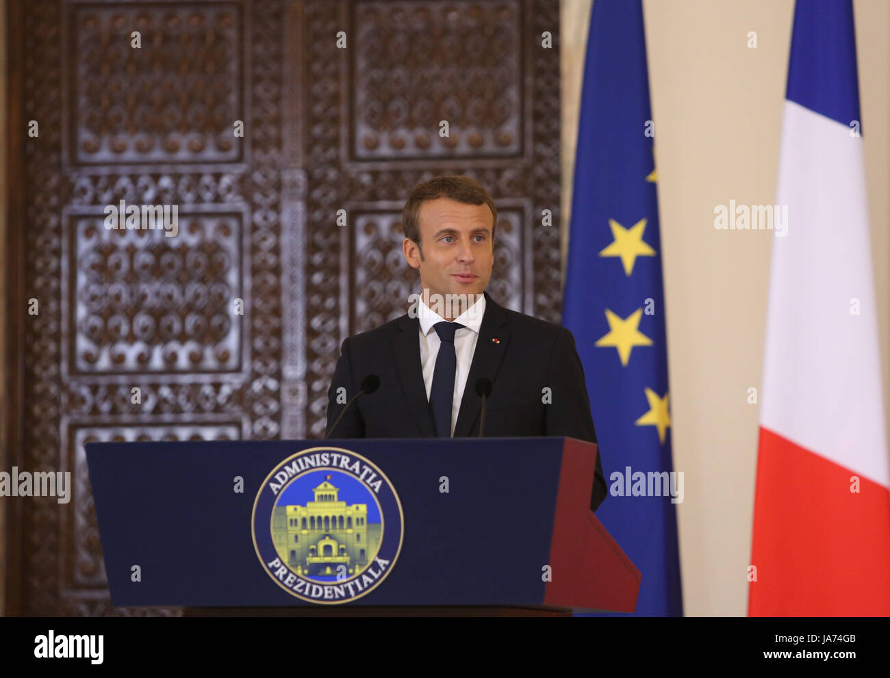 Bucarest, Roumanie. Août 24, 2017. Le président français, Emmanuel Macron parle lors de la conférence de presse avec son homologue roumain au Palais de Cotroceni. Macron commence en Roumanie, la visite de trois jours en Europe centrale et orientale. Banque D'Images