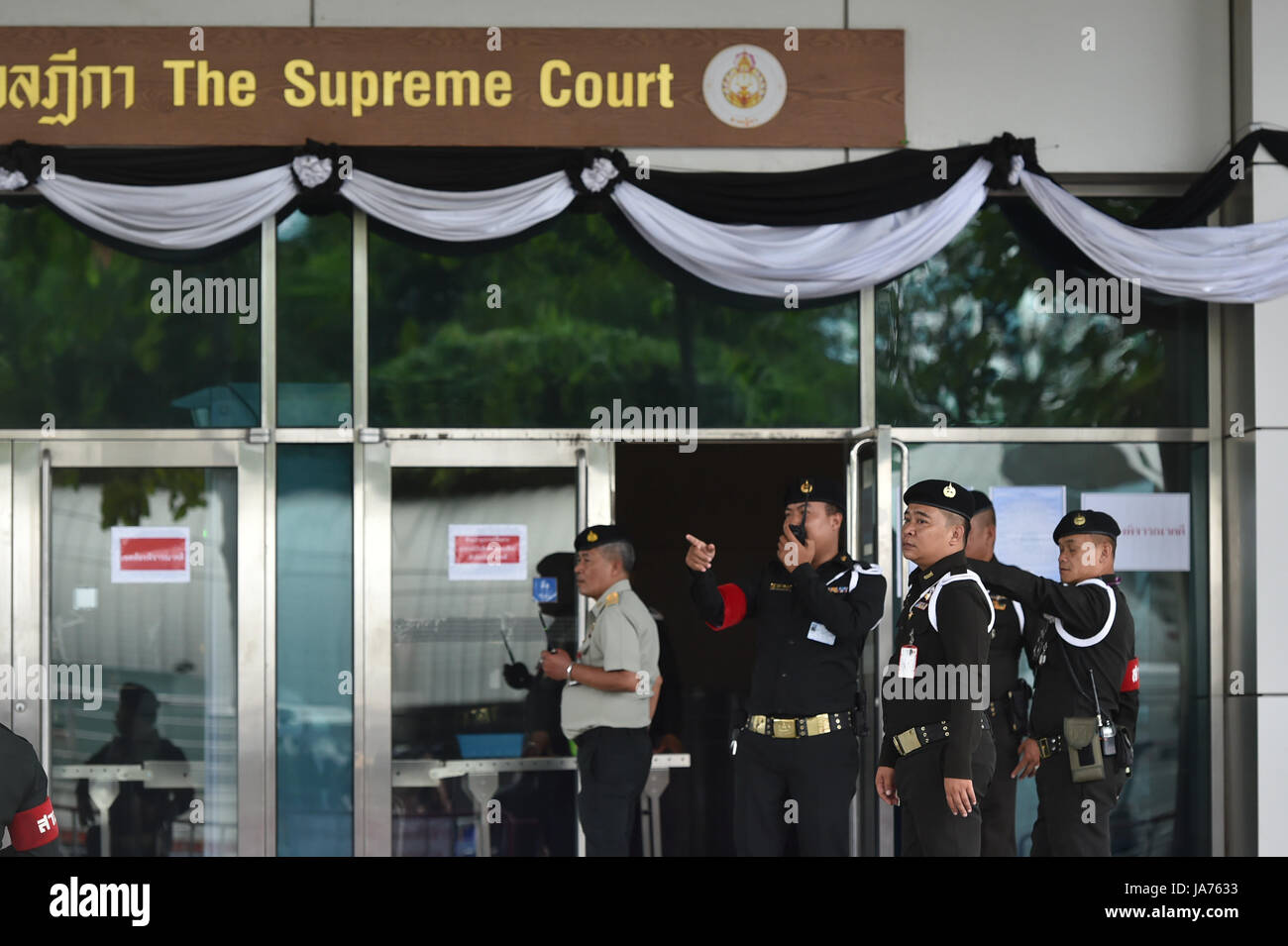 (170825) -- BANGKOK, 25 août 2017 (Xinhua) -- des policiers devant la Cour suprême de Thaïlande, à Bangkok, capitale de la Thaïlande, depuis le 25 août 2017. La Cour Suprême de Thaïlande le vendredi reporté le verdict à l'ancien Premier Ministre Yingluck Shinawatra riz du cas d'annonces pour le 27 septembre, car elle n'a pas de se présenter à la cour, et la cour a délivré un mandat d'arrêt contre elle. (Xinhua/Li) Mangmang (DTF) Banque D'Images