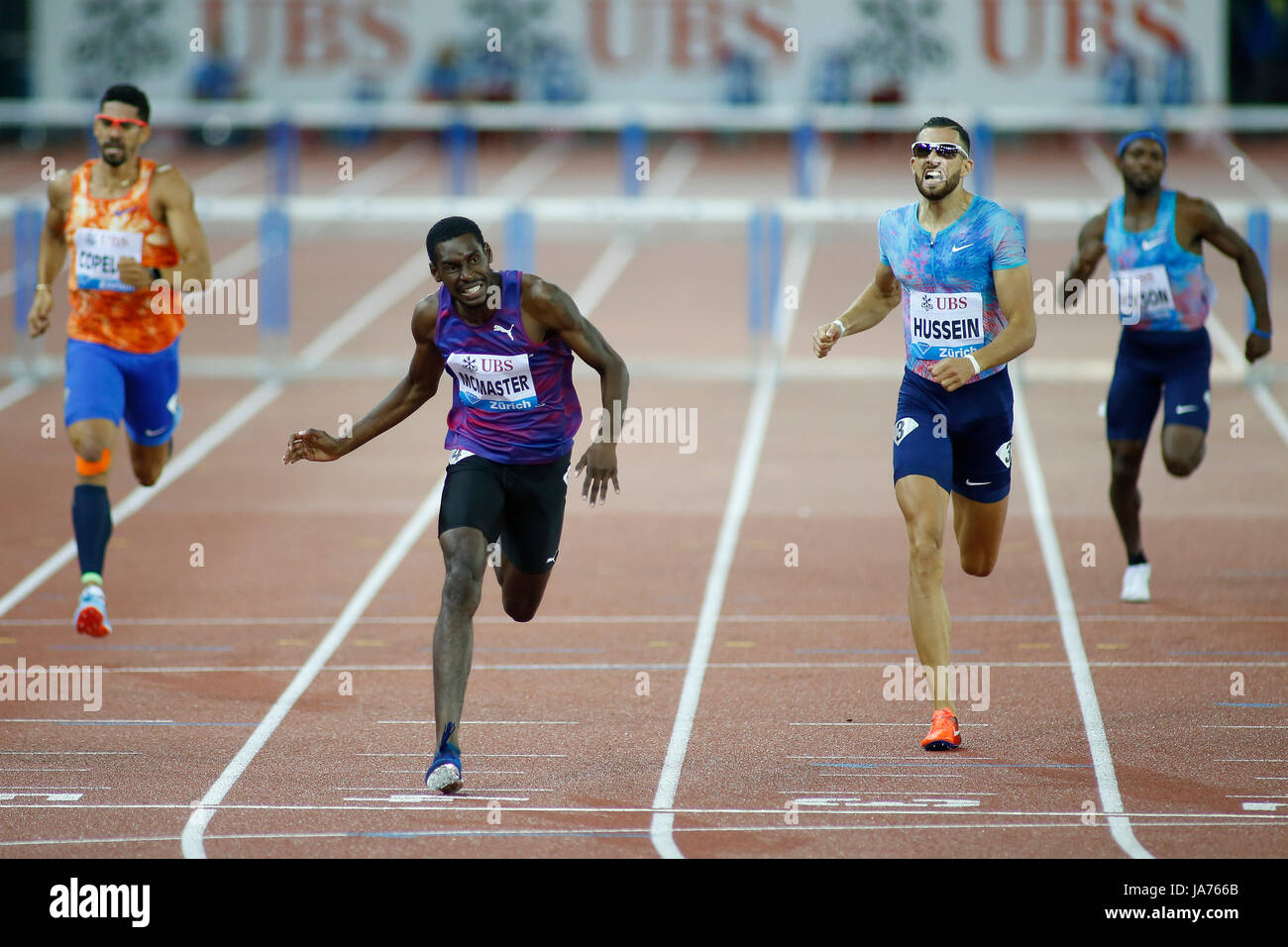 Zurich, Suisse. Août 24, 2017. Kyron McMaster (2e L) de Îles Vierges britanniques est en concurrence au cours de la men's 400m haies finale à l'IAAF Diamond League meeting international d'athlétisme de Zurich, Suisse, le 24 août 2017. Le titre revendiqué McMaster avec 13 minutes 48,07 secondes. Crédit : Michele Limina/Xinhua/Alamy Live News Banque D'Images