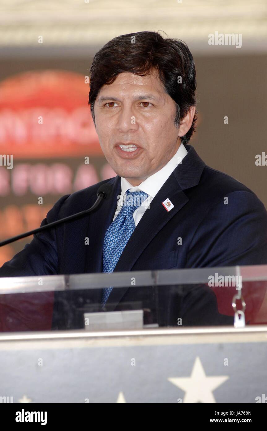 Los Angeles, CA, USA. Août 24, 2017. Kevin de Leon à la cérémonie d'intronisation pour l'étoile sur le Hollywood Walk of Fame pour Charles Aznavour, Hollywood Boulevard, Los Angeles, CA, 24 août 2017. Crédit : Michael Germana/Everett Collection/Alamy Live News Banque D'Images