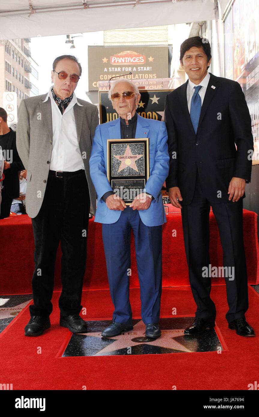 Los Angeles, CA, USA. Août 24, 2017. Peter Bogdanovich, Charles Aznavour, Kevin de Leon à la cérémonie d'intronisation pour l'étoile sur le Hollywood Walk of Fame pour Charles Aznavour, Hollywood Boulevard, Los Angeles, CA, 24 août 2017. Crédit : Michael Germana/Everett Collection/Alamy Live News Banque D'Images