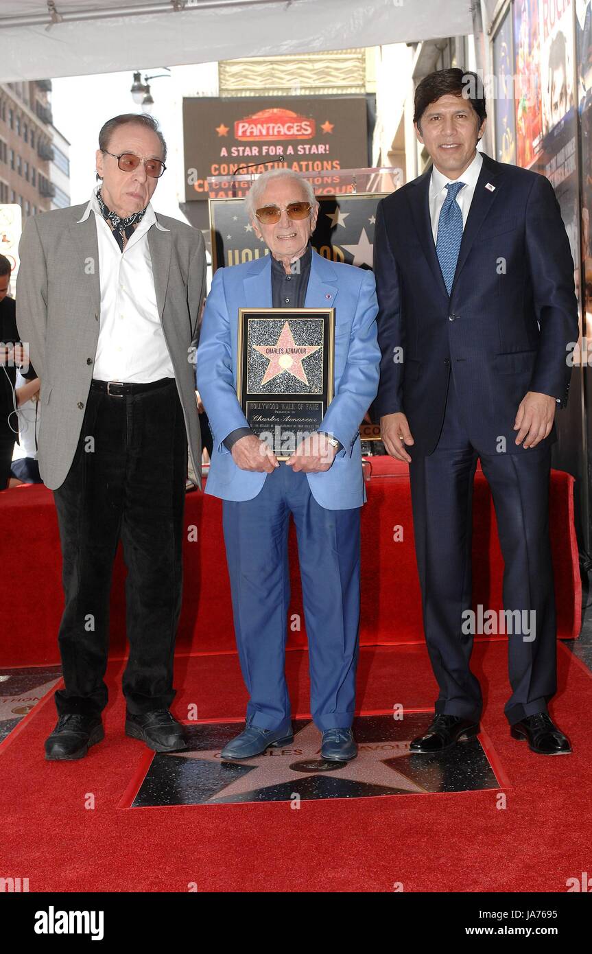 Los Angeles, CA, USA. Août 24, 2017. Peter Bogdanovich, Charles Aznavour, Kevin de Leon à la cérémonie d'intronisation pour l'étoile sur le Hollywood Walk of Fame pour Charles Aznavour, Hollywood Boulevard, Los Angeles, CA, 24 août 2017. Crédit : Michael Germana/Everett Collection/Alamy Live News Banque D'Images