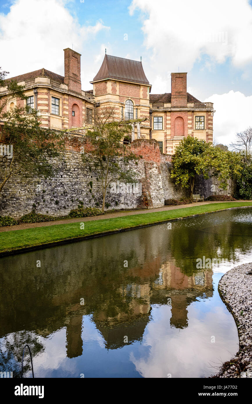 Douves et jardins, Eltham Palace, Londres, Angleterre Banque D'Images