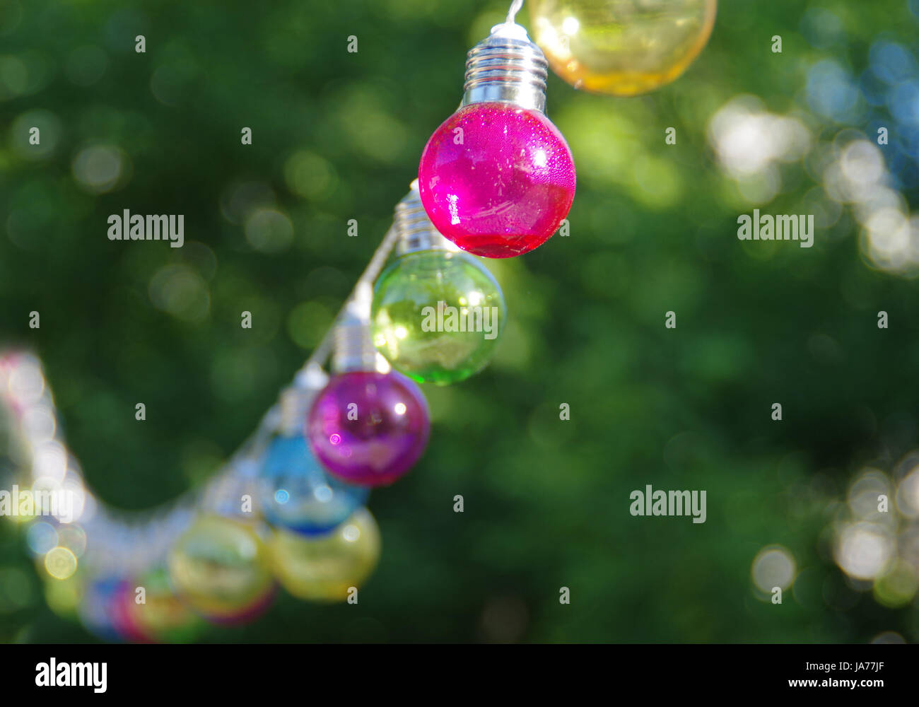 Ampoules colorées du corps vitré. Lampes sur le fil. Banque D'Images
