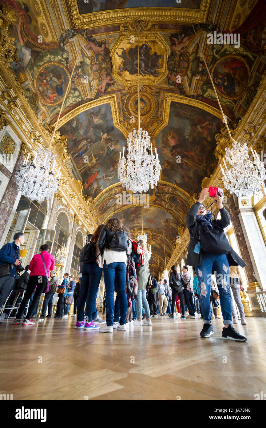 Foule dans la galerie des glaces au palais de Versailles Banque D'Images