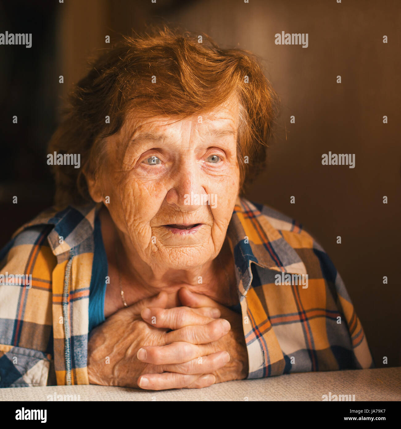 Portrait d'une femme âgée. 80 ans. Banque D'Images