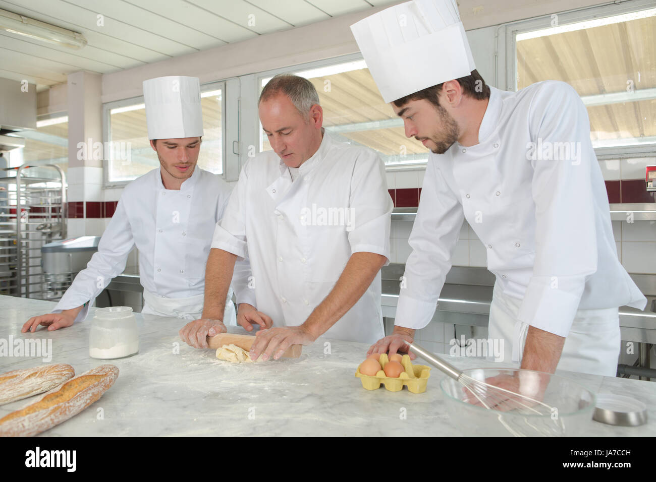 Les jeunes hommes pâtissier professionnel au travail dans la cuisine Banque D'Images