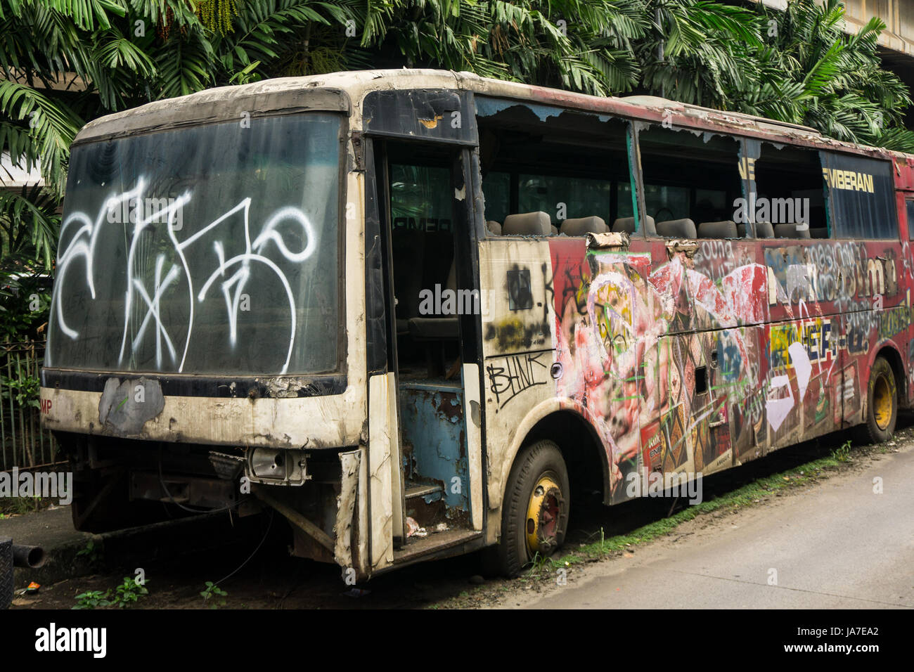 Bus incendiés rackage stationnée sur la rue côté photo prise à Jakarta, Indonésie Banque D'Images