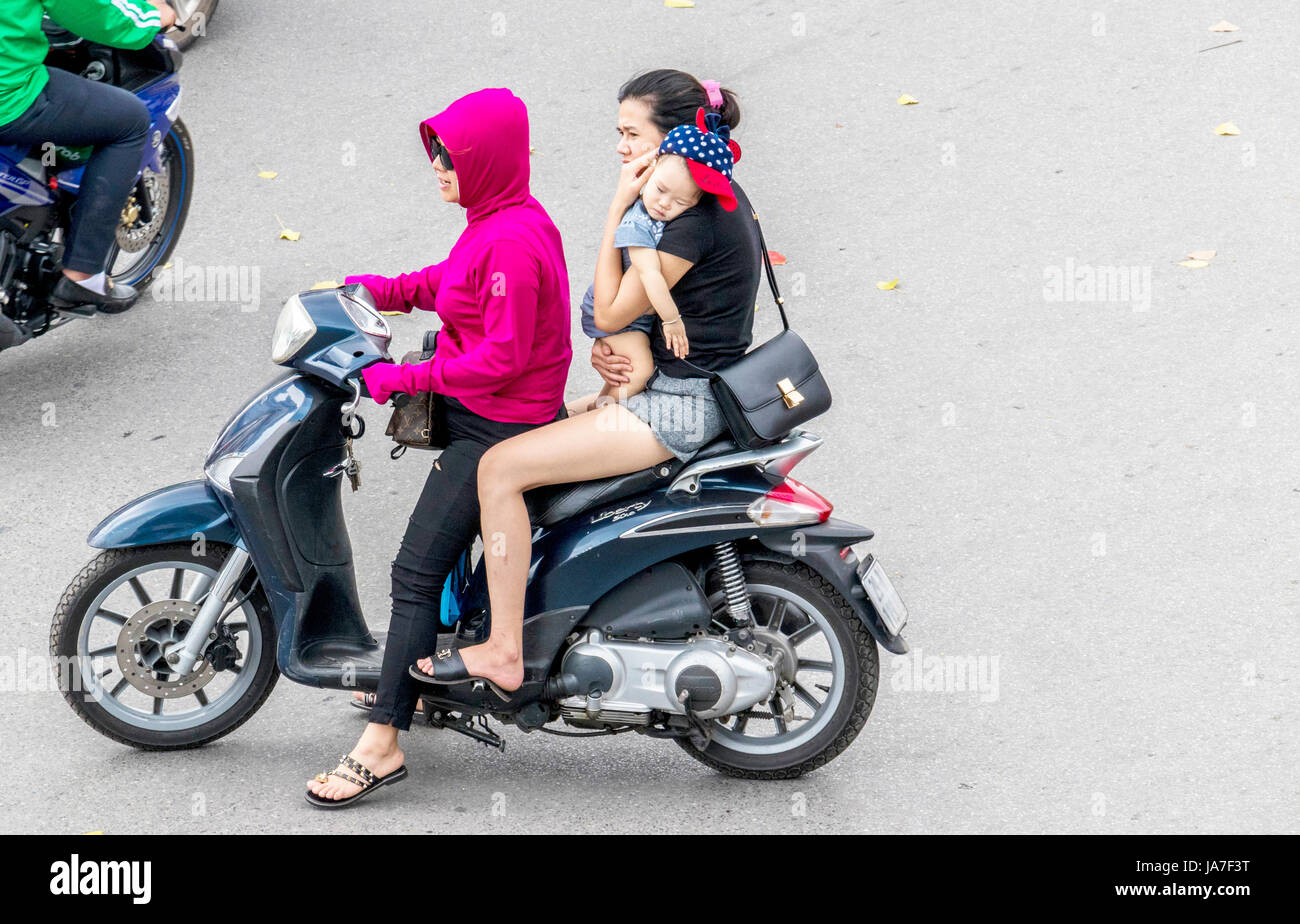 Mère avec bébé sur Hanoi Vietnam moto Banque D'Images