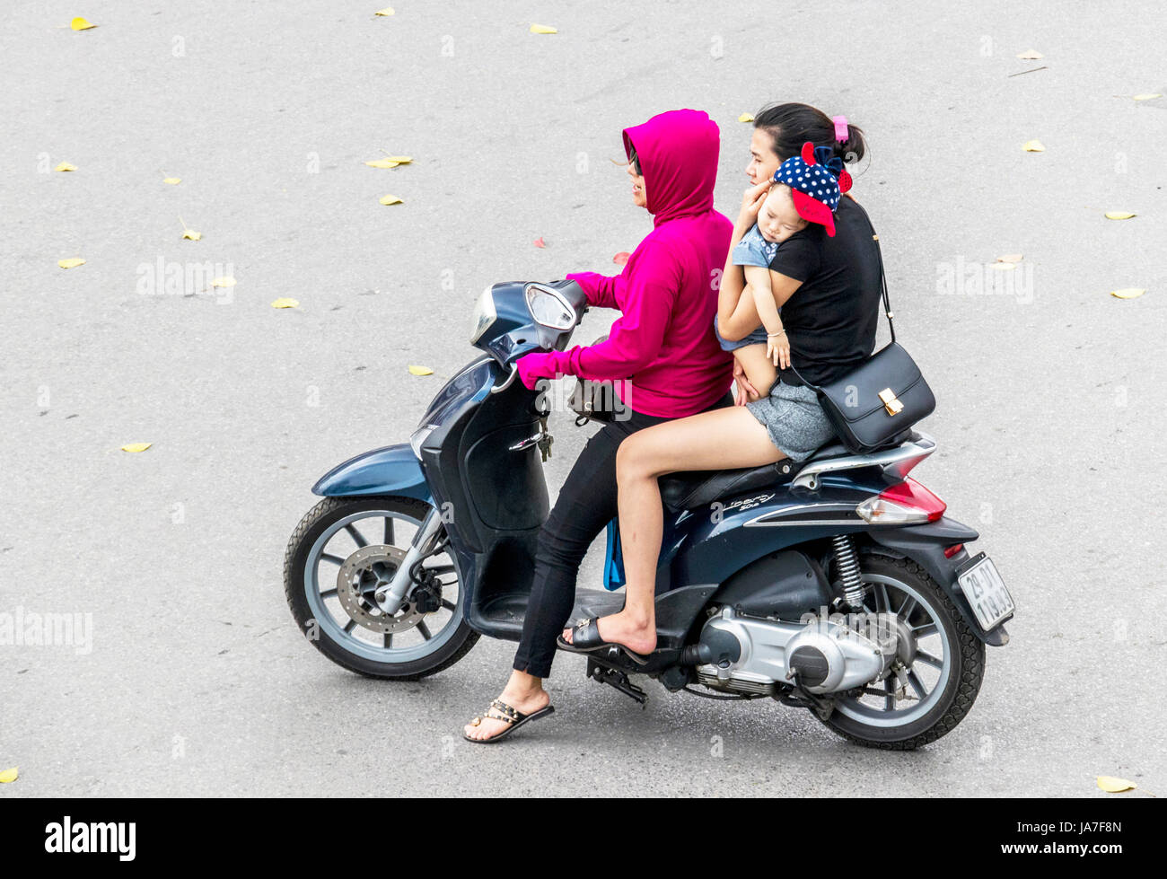 Mere Avec Bebe Sur Hanoi Vietnam Moto Photo Stock Alamy