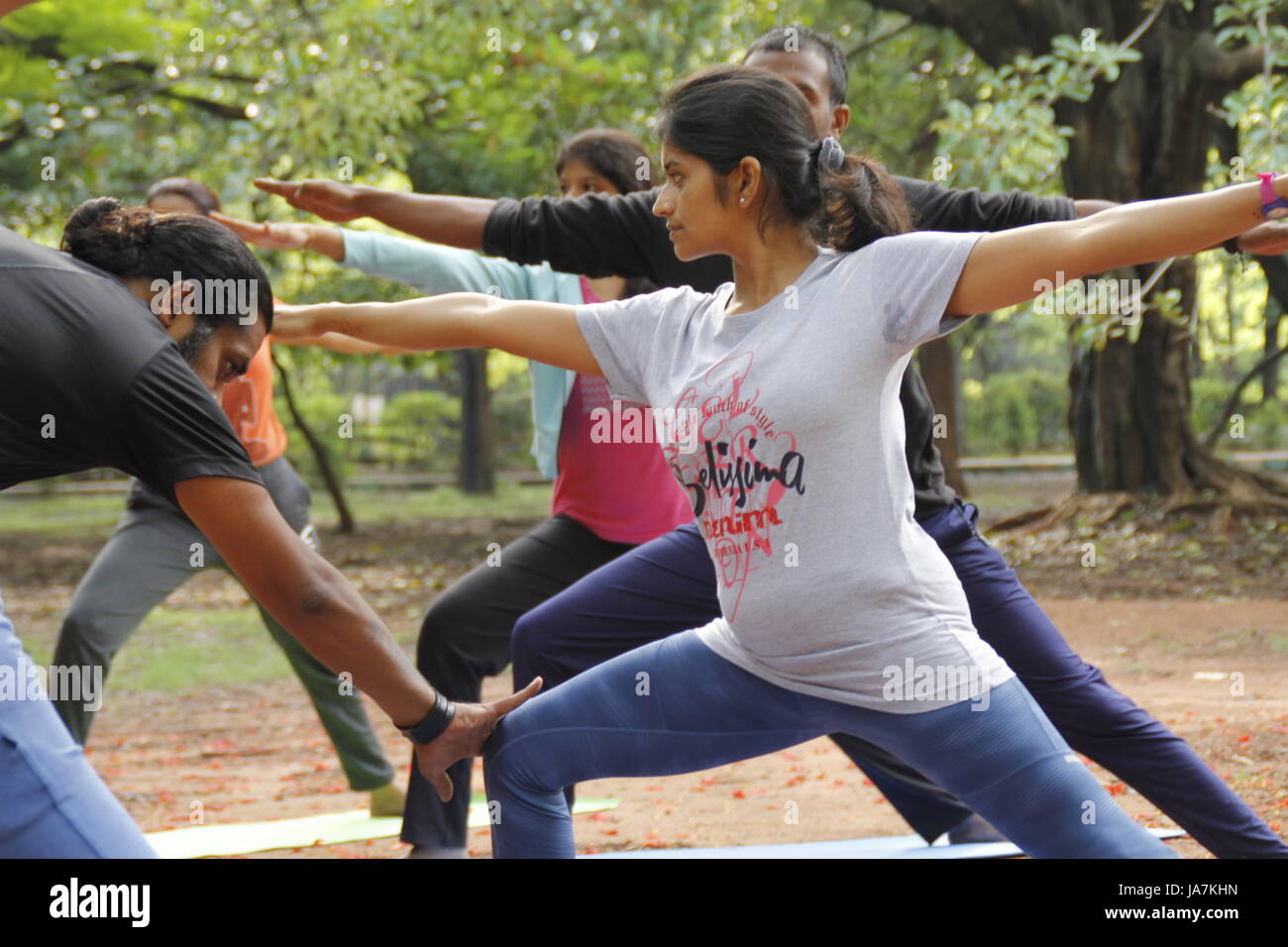 Un groupe de jeunes Indiens effectuant yoga Yoga à Cubbon park, Bangalore, Inde Banque D'Images
