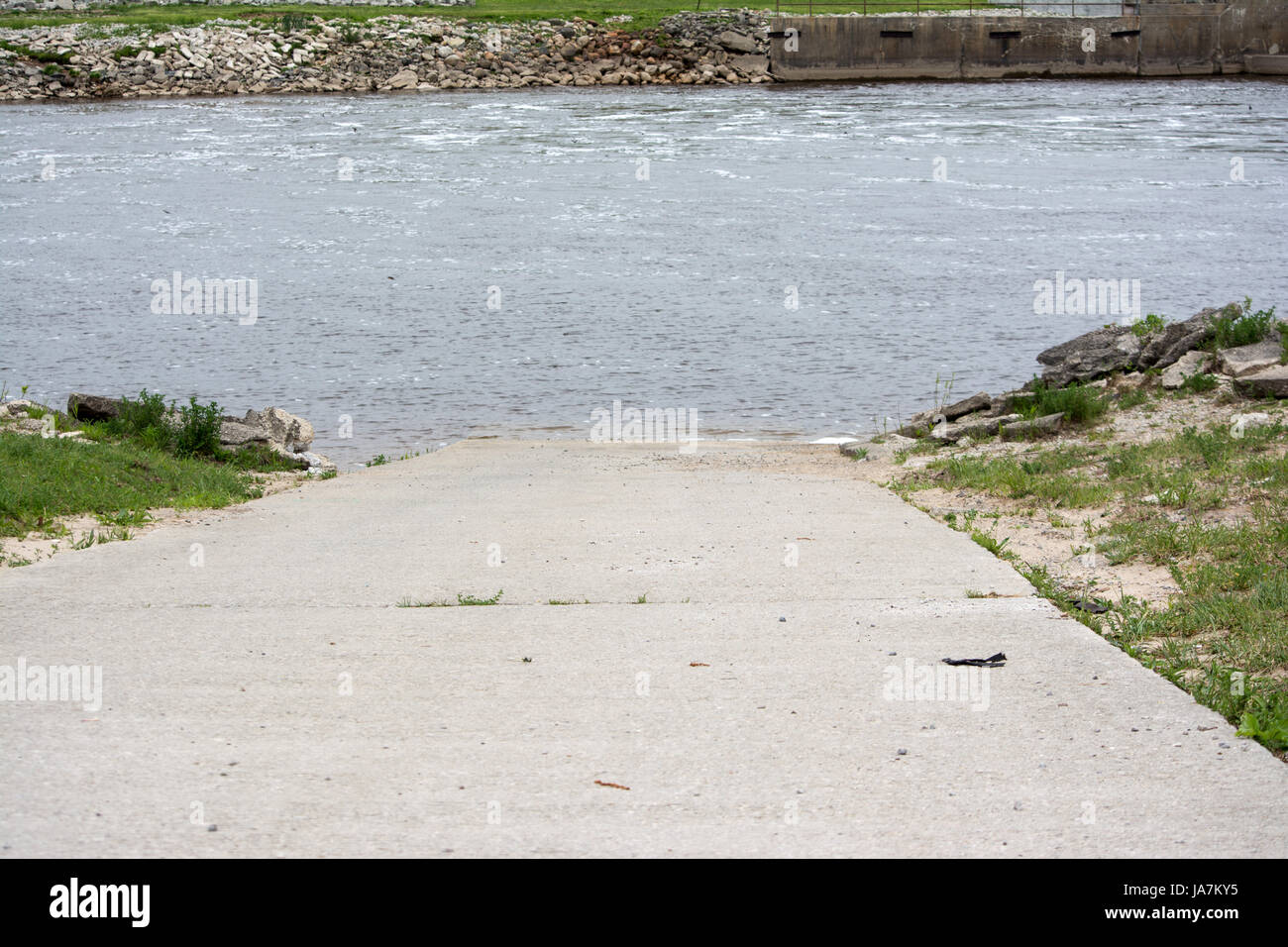 Rampe de mise à l'eau du ciment menant à la rivière. Banque D'Images