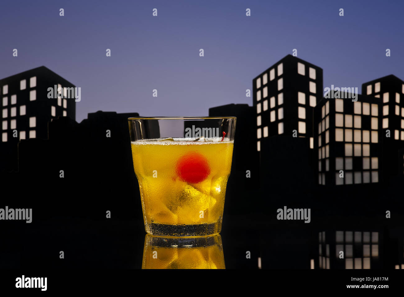 Restaurant, bar, taverne, bleu, verre, calice, tumbler, orange, verre, Banque D'Images