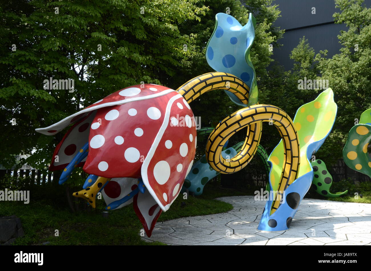 YAYOI KUSAMA - Musée d'Art de la ville de Matsumoto - organise une exposition de l'artiste local Yayoi Kusama intitulé l'éternité de l'éternité de l'éternité du 14 Nov - 04 Nov 2012. À l'arrivée, les visiteurs sont accueillis par de grandes sculptures intitulé 'La tulipe fleurs visionnaire' - Matsumoto, Nagano, Japon Pefecture - 28 juillet 2012. Crédit photo : George Chin/IconicPix Banque D'Images