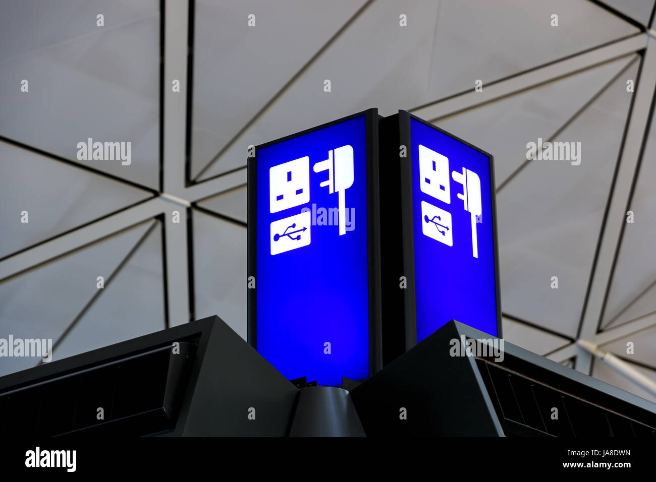 L'icône USB et 13 Amp 3 Plugsign.jpg dans l'axe de l'icône Airport Banque D'Images