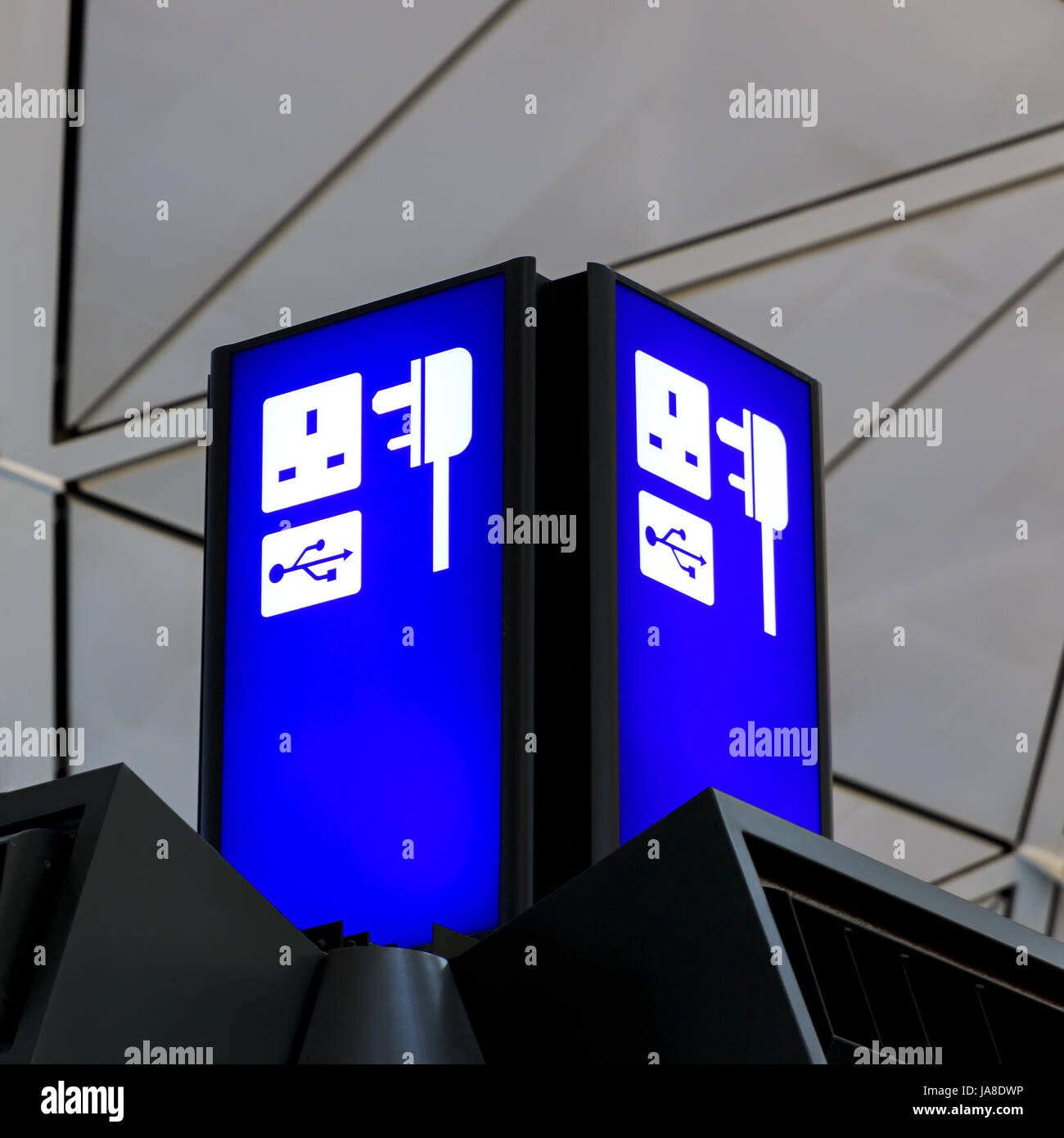 L'icône USB et 13 Amp 3 Plugsign.jpg dans l'axe de l'icône Airport Banque D'Images