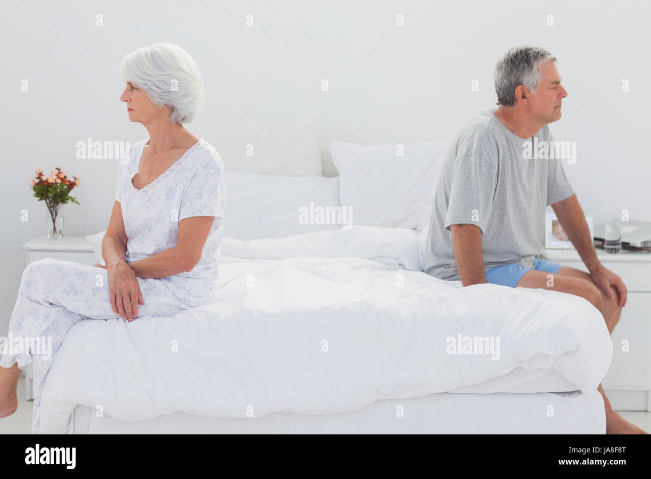 Femme mature de bouder au lit durant un conflit avec mari Photo Stock -  Alamy