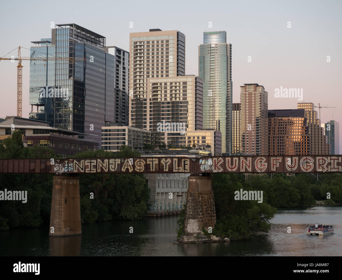 Austin, Texas skyline vue depuis le pont en 2017 Pfluger Banque D'Images