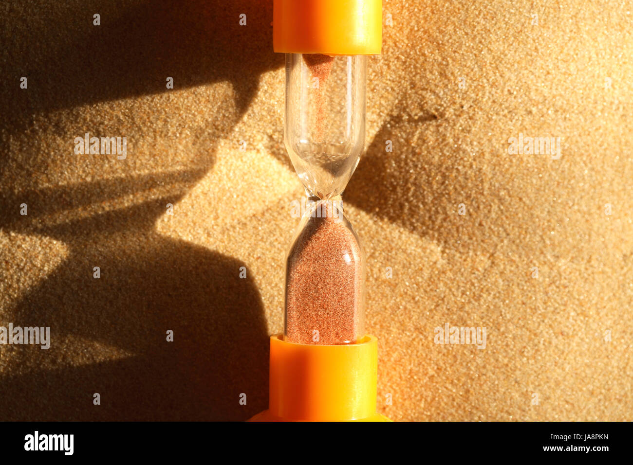 Concept de temps. Libre d'hourglass sur fond de sable résumé avec de l'espace libre pour le texte Banque D'Images
