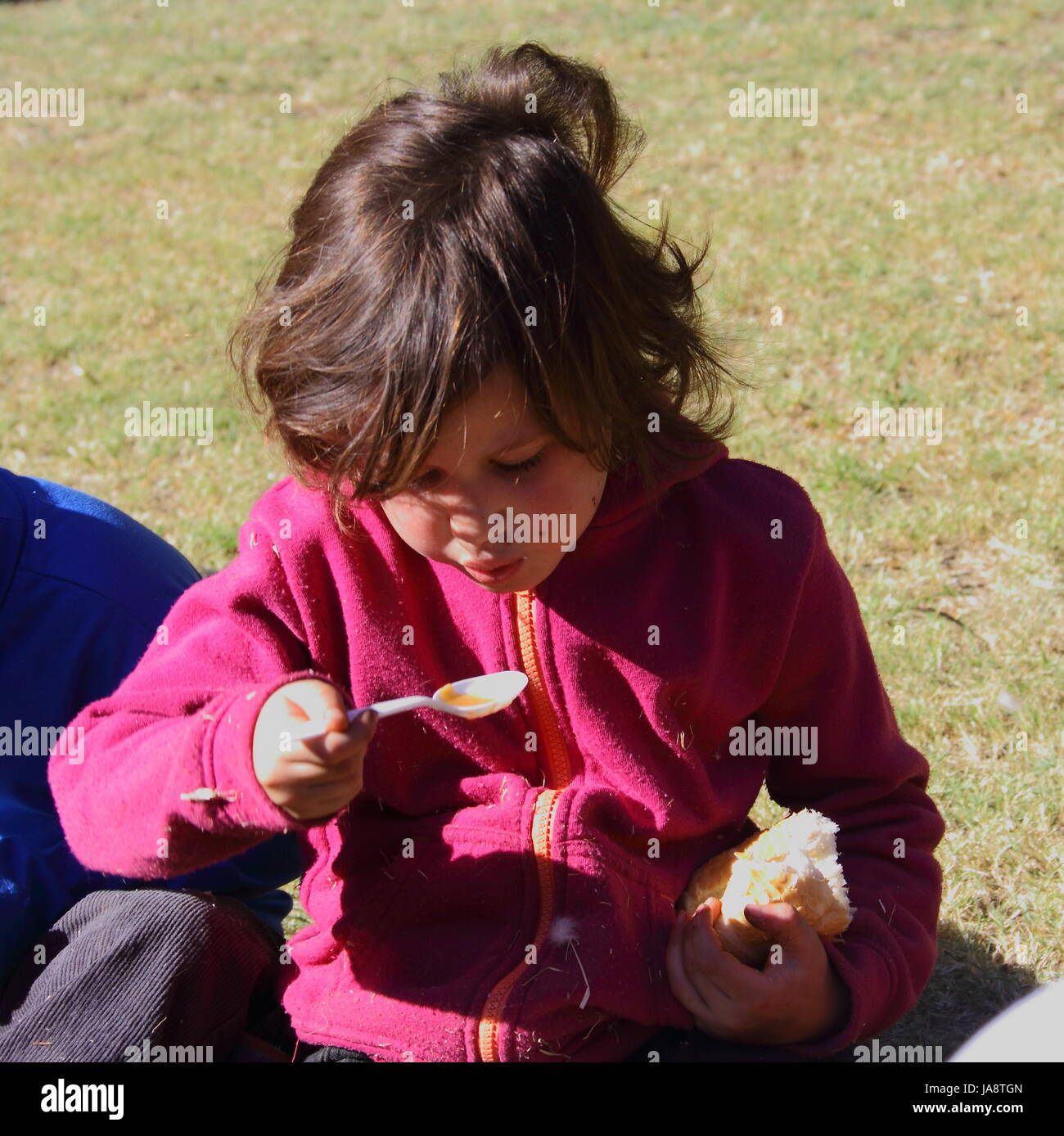 Johannesburg - Afrique du Sud l'école les enfants nécessiteux non identifié recevoir du pain et de la soupe d'un organisme de bienfaisance privés non gouvernementaux Programme d'alimentation Banque D'Images