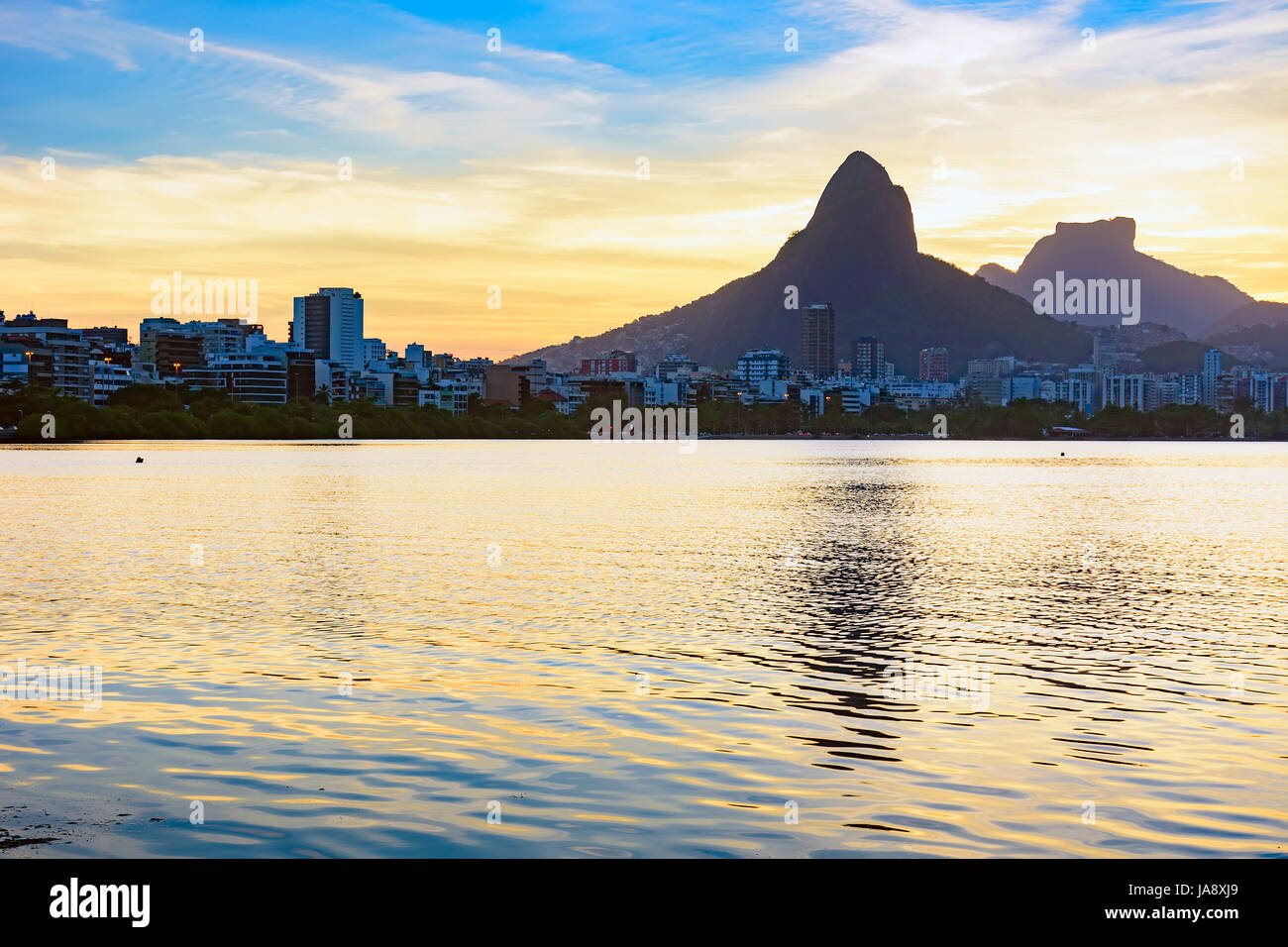 Image de la fin de l'après-midi au lagon Rodrigo de Freitas à Rio de Janeiro avec ses montagnes, ses bâtiments et ses contours caractéristiques Banque D'Images