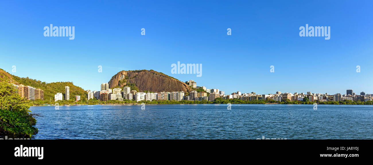 Image panoramique de célèbre paysage de Rio de Janeiro avec la lagune Rodrigo de Freitas et collines Banque D'Images
