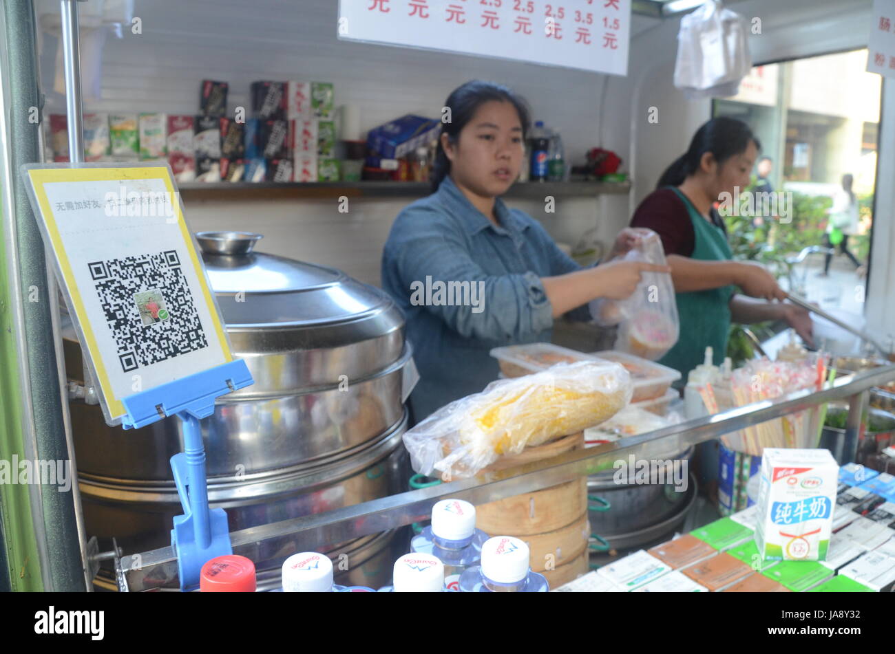 La Chine va payer sans numéraire. Les gens achètent des nouilles avec QR code et le téléphone mobile, à l'aide d'Alipay, WeChat portefeuille ou d'autres porte-monnaie mobile. Fintech est en plein essor. Banque D'Images