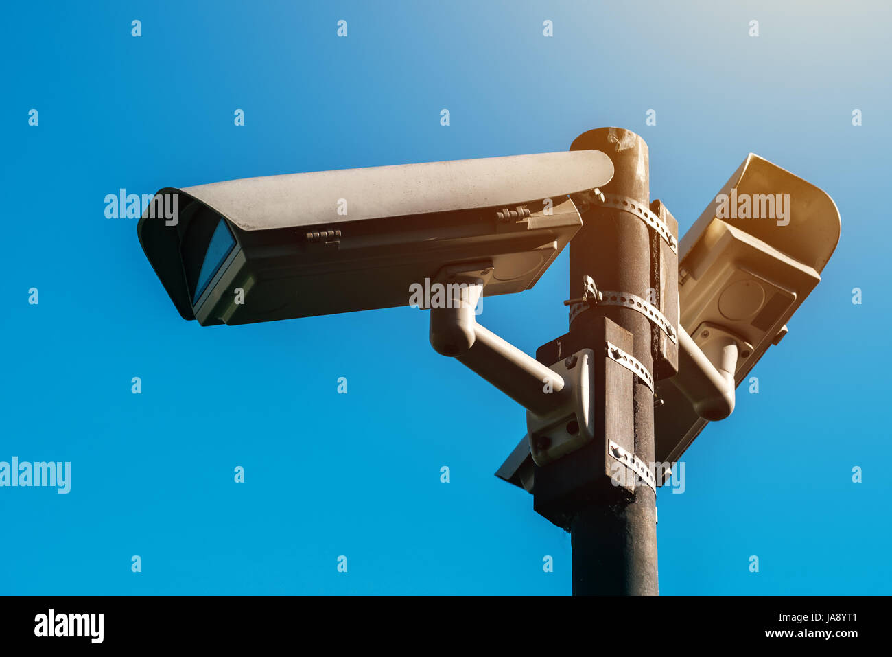 Caméra de surveillance, l'ère moderne de surveillance électronique anti-terroristes des caméras de sécurité contre le ciel bleu qui symbolise la liberté Banque D'Images